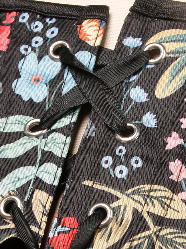 Detailansicht des Bustier-Crop-Tops mit Schnürung und Stäbchen