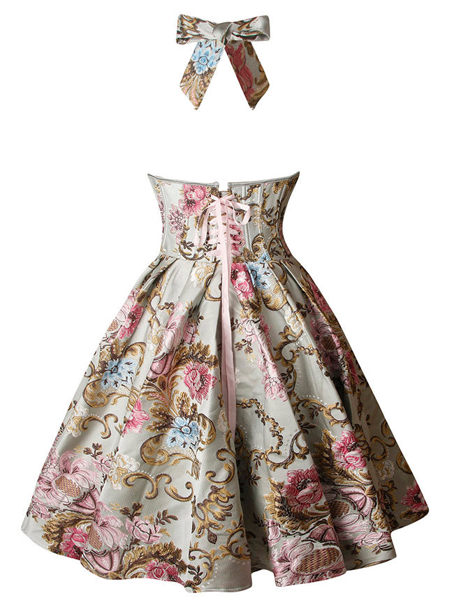 فستان روكابيلي متأرجح مزين بالزهور وفتحة على شكل قلب - عرض الموديل